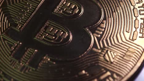 4K-Kryptomünze-In-Bitcoin-Währung,-Die-Sich-Langsam-Im-Uhrzeigersinn-Mit-Reflektierendem-Licht-Vor-Schwarzem-Hintergrund-Dreht