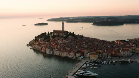 Historische-Stadt-Rovinj-In-Kroatien-An-Der-Westküste-Der-Halbinsel-Istrien-Im-Morgengrauen