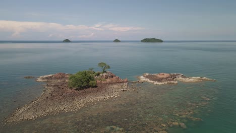 4K-Luftaufnahmen-Von-Drohnen,-Die-über-Eine-Isolierte-Insel-Mit-Grünen-Bäumen-In-Thailand-Fliegen