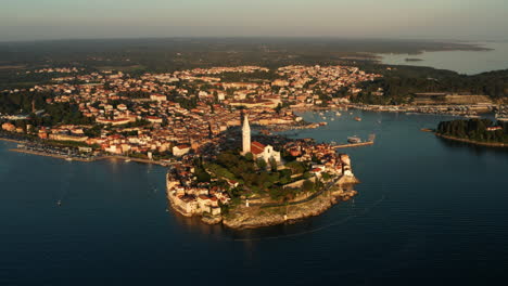 Malerischer-Blick-Auf-Die-Historische-Stadt-Mit-Kompaktem-Stadtbild-Am-Wasser-In-Rovinj,-Istrien-An-Der-Kroatischen-Küste
