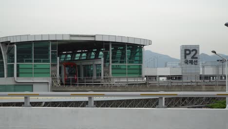 Tránsito-De-Tren-Ligero-Que-Ingresa-A-La-Estación-En-El-Aeropuerto-Internacional-De-Gimhae-En-Busan,-Corea