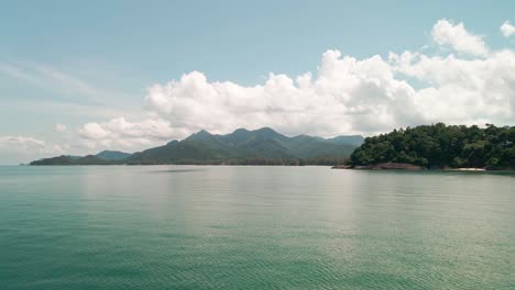 4K-Luftdrohnenaufnahmen,-Die-Tief-über-Dem-Offenen-Wasser-Fliegen,-Mit-Malerischem-Blick-Auf-Die-Koh-Chang-Inseln-In-Thailand