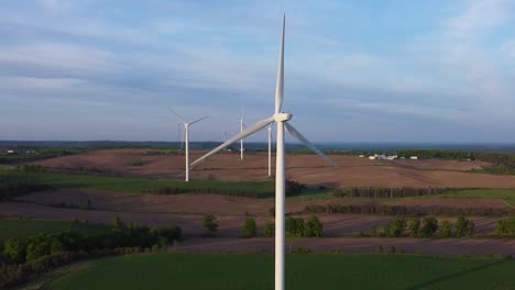 Antenne-Von-Windkraftanlagen-Mit-Erneuerbarer-Nachhaltiger-Energie-Auf-Feldern
