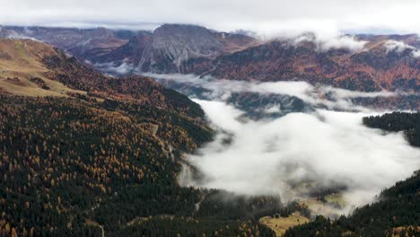 Luftszene-In-Bergiger-Landschaft,-Die-über-Wolken-Und-In-Richtung-Felsiger-Strukturen-Fliegt