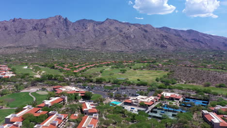 Campo-De-Golf-Cerca-De-Las-Montañas-Catalina,-Tucson.-Antena-Hacia-Atrás