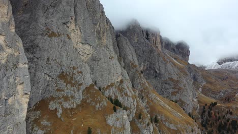 Dramatische-Luftaufnahme-Der-Atemberaubenden-Alpen