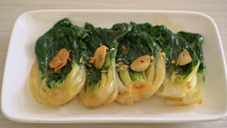 baby-Chinese-cabbage-with-oyster-sauce-and-garlic---Asian-food-style