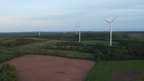 Antenne-Von-Windkraftanlagen-Mit-Grüner-Erneuerbarer-Nachhaltiger-Energie-Auf-Feldern