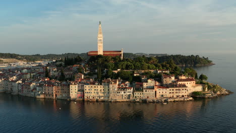 Hermosa-Ciudad-Medieval-De-Rovinj-En-La-Costa-Occidental-De-La-Península-De-Istria,-Croacia---Destino-De-Viaje---Toma-Aérea