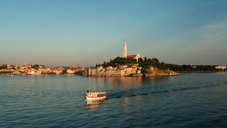 Ruhige-Landschaft-Des-Segelbootes-Mit-Altem-Stadtbild-Von-Rovinj-Während-Des-Sonnenuntergangs-Im-Hintergrund-In-Istrien,-Kroatien