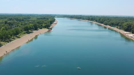 Blaue-Wasserlandschaft-Von-Ada-Ciganlija-In-Belgrad,-Serbien