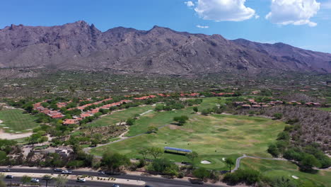 Santa-Catalina-Mountains-With-Traffic-Driving-Along-Golf-Course-In-Catalina-Foothills-In-Tucson,-Arizona,-USA