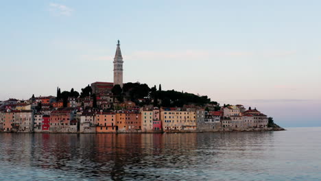 Paisaje-Urbano-Junto-Al-Mar-Con-La-Torre-De-La-Iglesia-En-Rovinj-En-Istria,-Croacia-Durante-El-Amanecer