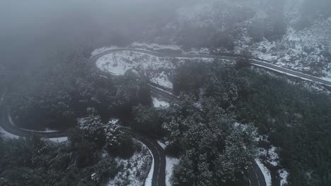 Carretera-Neblinosa-Disparada-Por-Un-Dron-En-Invierno-Con-Nieve