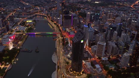 Aerial-View-Of-Traffic-Along-Brisbane-River-With-1-William-Street-Skyscraper-At-Night-Near-CBD-In-Brisbane,-Australia