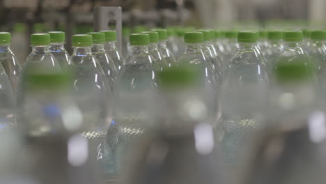 Bandförderer-Voller-Mit-Reinem-Mineralwasser-Gefüllter-Plastikflaschen-In-Einer-Modernen-Wasserabfüllfabrik