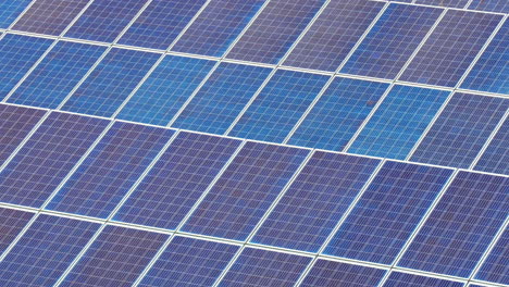 Langsamer-Filmischer-Zoom-Auf-Viele-Photovoltaikmodule-In-Einem-Großen-Solarpark-Mit-Grüner-Energie