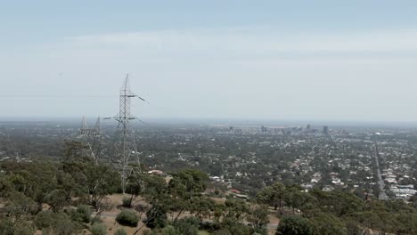 Blick-Auf-Das-Stadtbild-Von-Adelaide-über-Die-Hügel-Mit-üppigen-Bäumen-In-Australien
