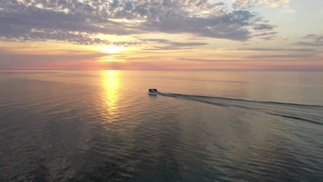 Presque-Inselboot-Bei-Sonnenuntergang-4k
