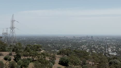 Colina-Con-Arboleda-Verde-Y-Vasto-Paisaje-Urbano-Al-Fondo-En-La-Ciudad-De-Adelaide,-Australia