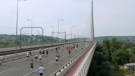 Gruppe-Von-Läufern,-Die-Während-Des-Jährlichen-Belgrad-marathons-In-Serbien-Auf-Einer-Brücke-Laufen