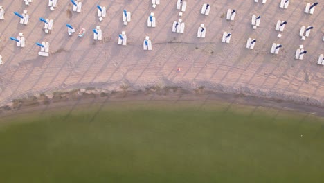 Drohnenblick-Auf-Schöne-Strandwellen,-Die-An-Der-Sandigen-Küste-Brechen