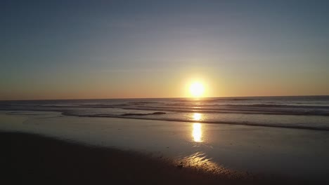 Drohnenaufnahme-Eines-Wunderschönen-Sonnenuntergangs-Am-Strand