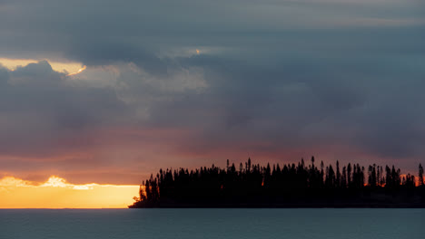 Wunderschöner-Zeitraffer-Des-Sonnenuntergangs-über-Der-Insel-Der-Kiefern,-Neukaledonien