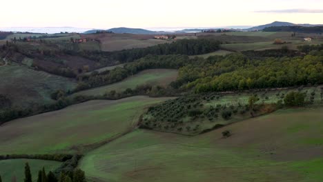 Hermoso-Amanecer-Sobre-Hermosas-Colinas,-Campos-Y-Viñedos-De-Toscana,-Italia