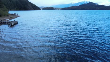 Volando-Sobre-Las-Olas-Del-Lago-Nahuel-Huapi-Y-Revelando-Sus-Hermosas-Montañas-Y-Bosques-En-Bariloche,-Patagonia