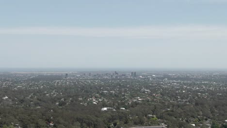 Las-Montañas-Del-Bosque-De-Coníferas-Revelaron-Una-Vista-Del-Paisaje-Urbano-En-Adelaide,-Australia