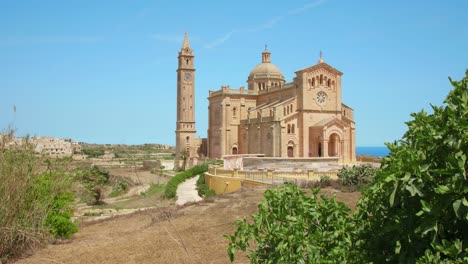 Panoramablick-Auf-Die-Majestätische-Basilika-Der-Heiligen-Jungfrau-Von-Ta&#39;-Pinu-Auf-Malta