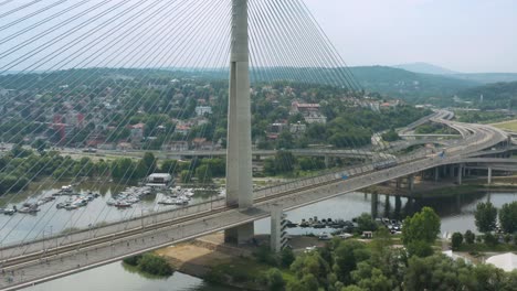 Corredores-De-Maratón-En-El-Puente-Ada-Que-Cruza-El-Río-Sava-En-Belgrado,-Serbia