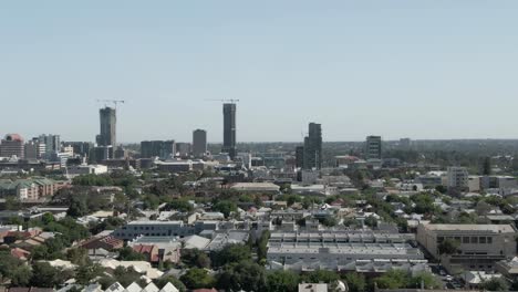 Adelaide-City-Skyline-Tagsüber-In-Australien---Drohnenaufnahme