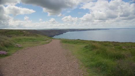 Coastal-Path-Overlooking-Calm-Ocean-Near-St-Agnes-Head-In-Cornwall,-England,-UK