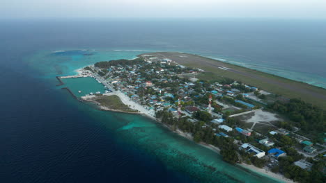 Schöne-Luftaufnahme-Der-Insel-Dharavandhoo-Auf-Den-Malediven-Mit-Sonnenuntergang