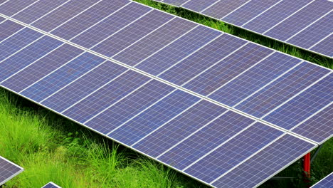 Schwenkansicht-Eines-Großen-Nachhaltigen-Kraftwerks-Mit-Vielen-Reihen-Von-Photovoltaikmodulen-Zur-Erzeugung-Sauberer-ökologischer-Elektrischer-Energie