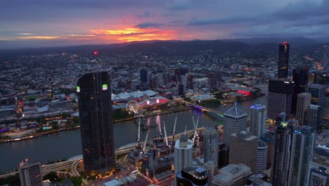 Bewölkter-Sonnenunterganghimmel-über-Der-Stadt-Brisbane-Mit-Brisbane-River-In-Queensland,-Australien