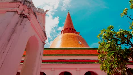 Toma-Estática-De-Nubes-Que-Pasan-Sobre-La-Pagoda-Phra-Pathom-En-La-Provincia-De-Sam-Phran-Tailandia