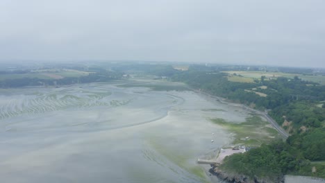 Panorama-Des-Nebligen-Wetters-Auf-Der-Austernfarm-In-Der-Französischen-Region-Nordbretagne