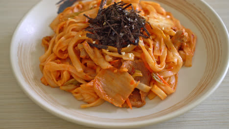 Gebratene-Udon-Nudeln-Mit-Kimchi-Und-Schweinefleisch---Koreanische-Küche