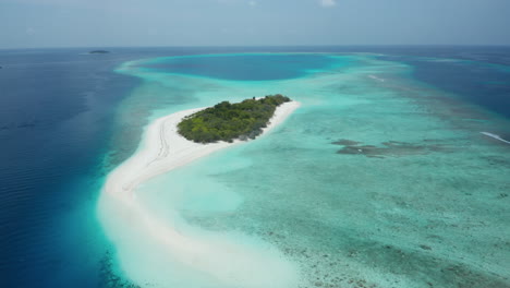 Luftbild-Einer-Unbewohnten-Insel-Auf-Den-Malediven