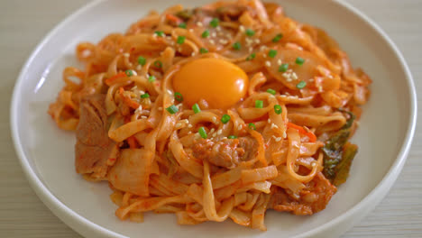 Fideos-Udon-Salteados-Con-Kimchi-Y-Cerdo---Estilo-De-Comida-Coreana