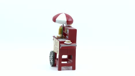 Ein-Rotierender-Spielzeug-Hot-Dog-Stand,-Isoliert-Auf-Weiss