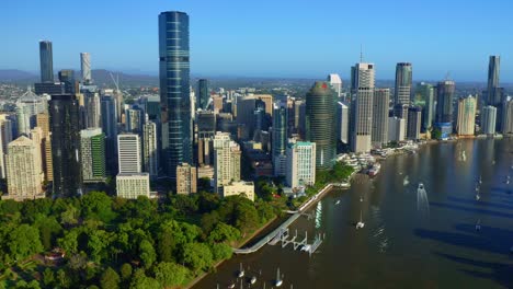 Surgir-Brisbane-Skytower-Y-Jardines-Botánicos-De-La-Ciudad-En-Riverside-En-El-Estado-Australiano-De-Queensland