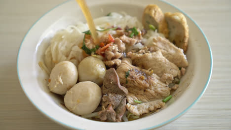 Nudeln-Mit-Schweinefleisch-Und-Fleischbällchen-In-Scharfer-Suppe-Oder-Tom-Yum-Nudeln-Nach-Asiatischer-Art