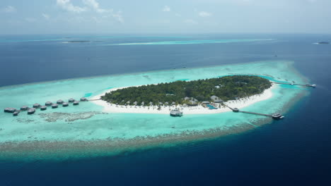 Schwenkansicht-Des-Privaten-Luxusresorts-Kihaa-Malediven