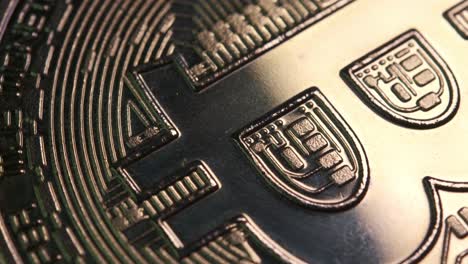 Makroaufnahme-Einer-Kryptowährungsmünze-In-Bitcoin-Währung,-Die-Sich-Langsam-Mit-Reflektierendem-Licht-Dreht