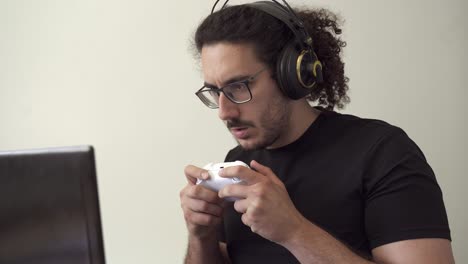 Gamer-with-computer-laptop-trash-talks-online-opponents