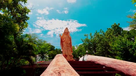 Mirando-Hacia-Una-Gran-Estatua-Dorada-De-Kwan-Im-En-El-Templo-Wat-Samphran-Amhoe,-Provincia-De-Sam-Phran,-Tailandia